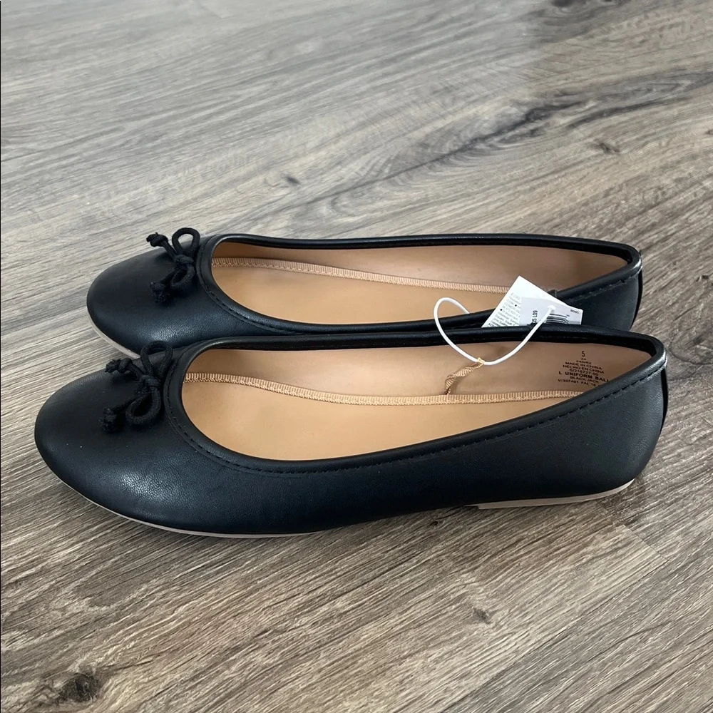 Old Navy Black Ballet Flats